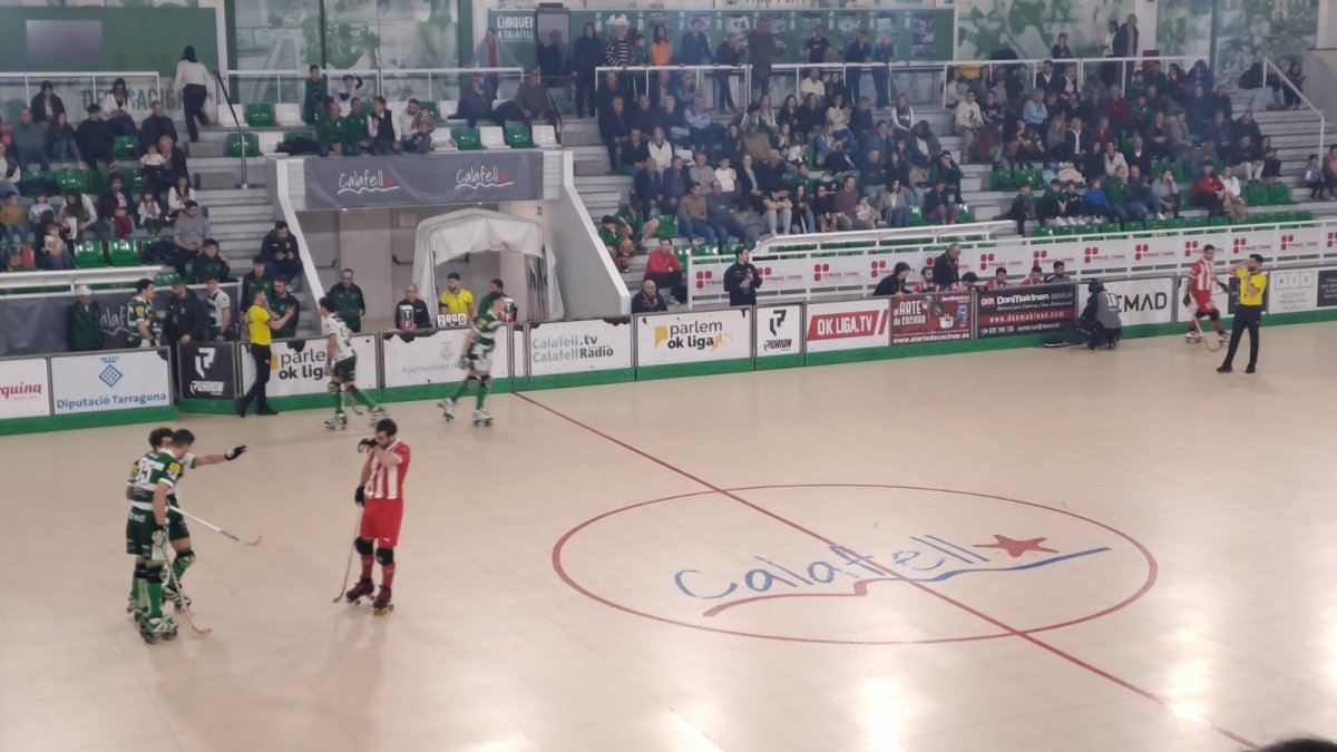 Els jugadors de Vic i Calafell durant el duel de la tretzena jornada de l'OK Lliga