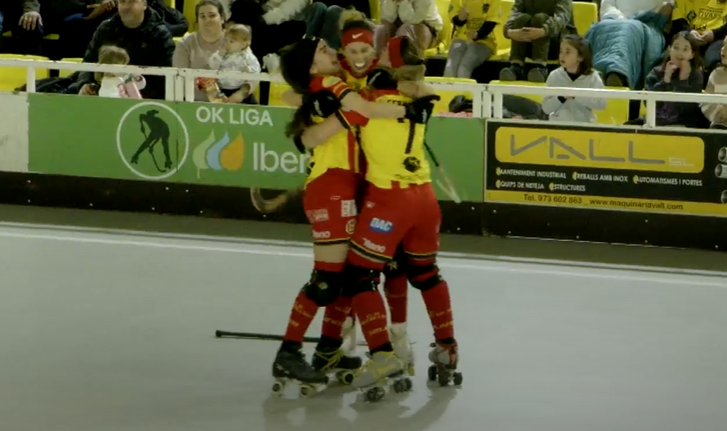 Les jugadores del Manlleu celebrant el gol de Nara López al derrer segon