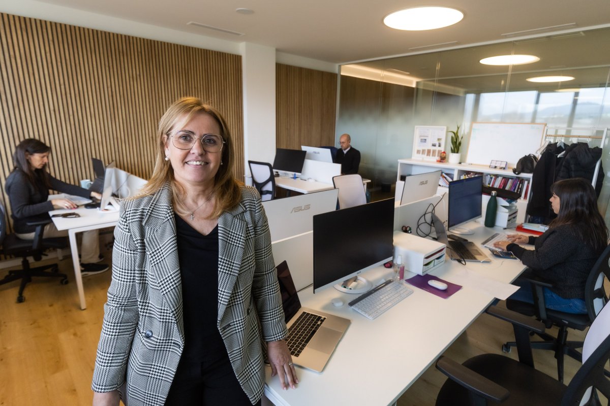 Carme Arderiu al despatx que té al Magnet Coworking, al Tolosa Center del polígon del Sot dels Pradals de Vic