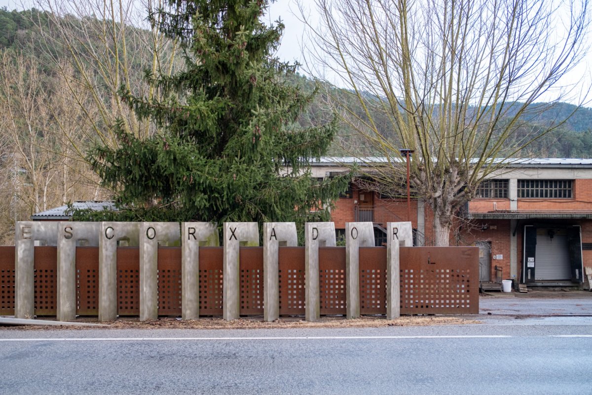 L'Escorxador del Ripollès està ubicat a la carretera de Sant Joan, de Ripoll