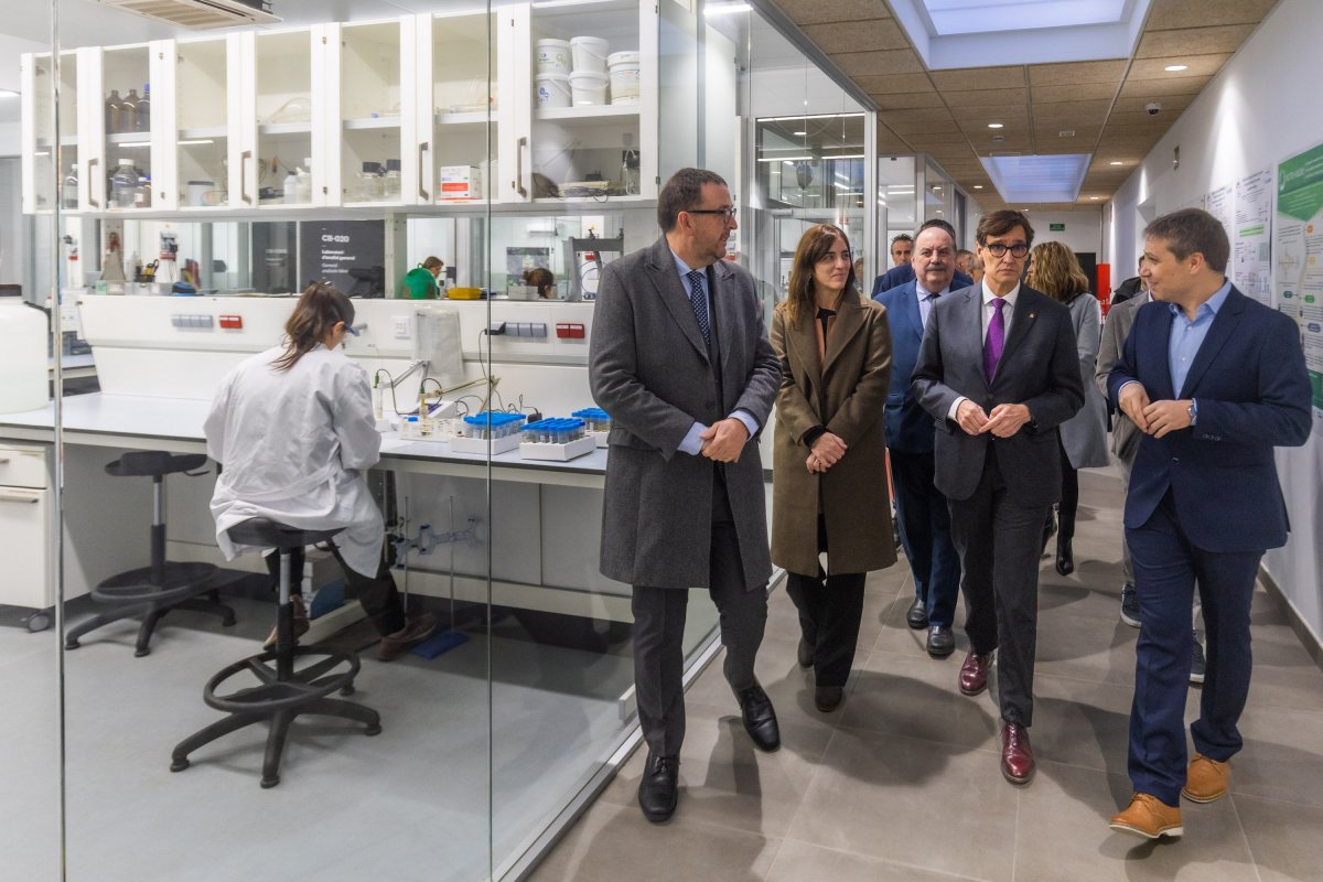 Salvador Illa, acompanyat per Albert Castells, Núria Montserrat i Sergio Ponsá, durant la visita als laboratoris del Centre BETA