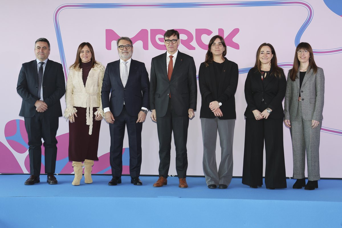 D'esquerra a dreta, Ramon Ribas, director de la planta química; Mireia Dionisio, alcaldessa de Mollet; Manuel Zafra, president de Merck a l'Estat; Salvador Illa, president de la Generalitat: Núria Montserrat Pulido, consellera d'Investigació i Universidatats; Teresa Rodó, Executive Vice President i Head of Global Healthcare Operations de  Merck Group; i Amelia Muñoz, directora de la planta farmacèutica de Mollet