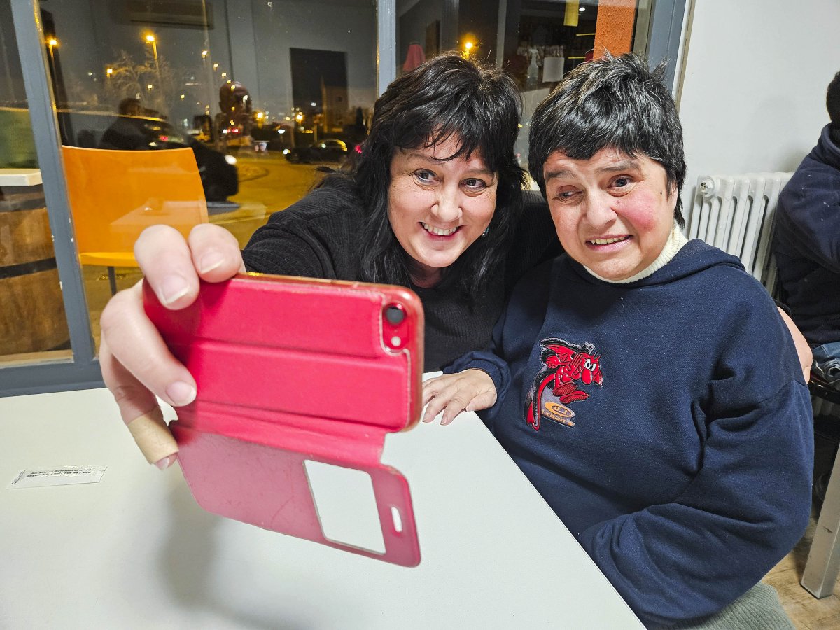 Les germanes Dolors i Montse Pena, fent-se una 'selfie'