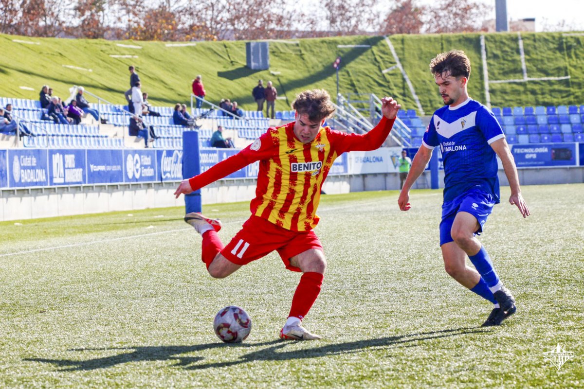 Eloi Sánchez intenta una centrada en el partit d’aquest diumenge a Badalona