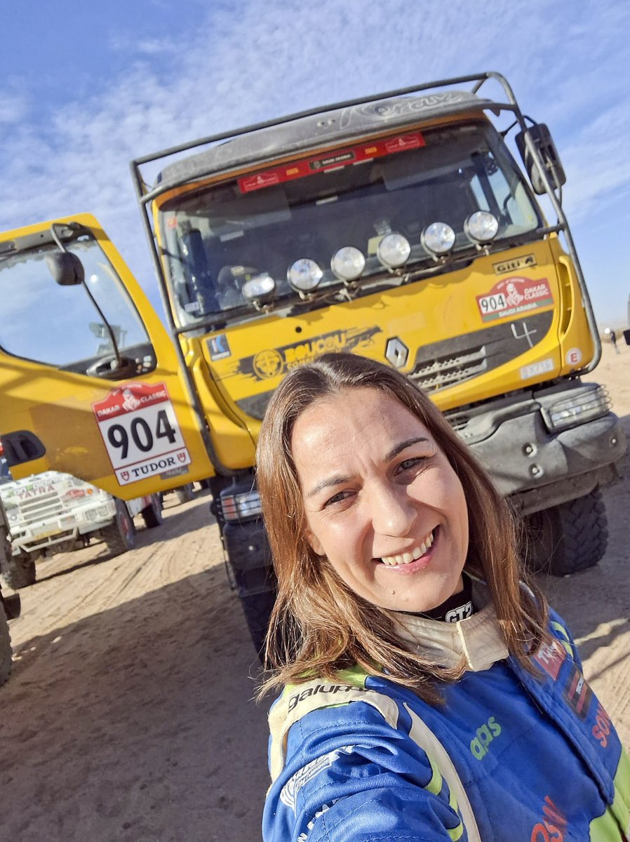 Lourdes Puigmal, davant del camió amb què ha completat el primer Dakar