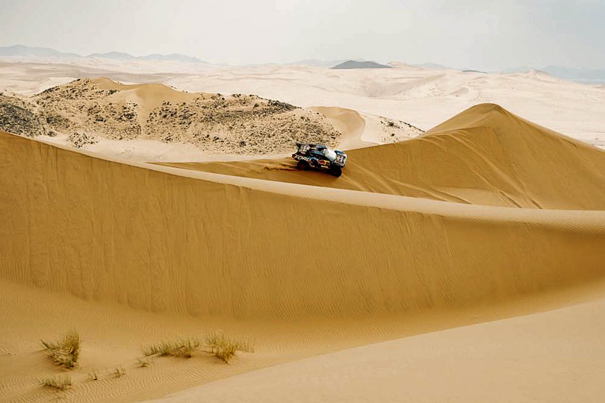 El Ford Raptor de Nani Roma i Àlex Haro, aquest diumenge durant l’etapa pel Dakar. Van ser dinovens d’etapa, tot i que continuen despenjats de la general