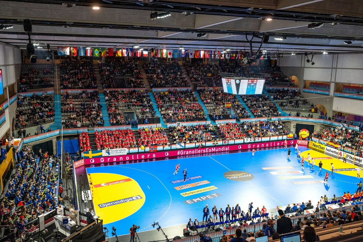 Les grades del Palau d'Esports, plenes de gom a gom, durant les semifinals del Mundial femení de l'any 2021