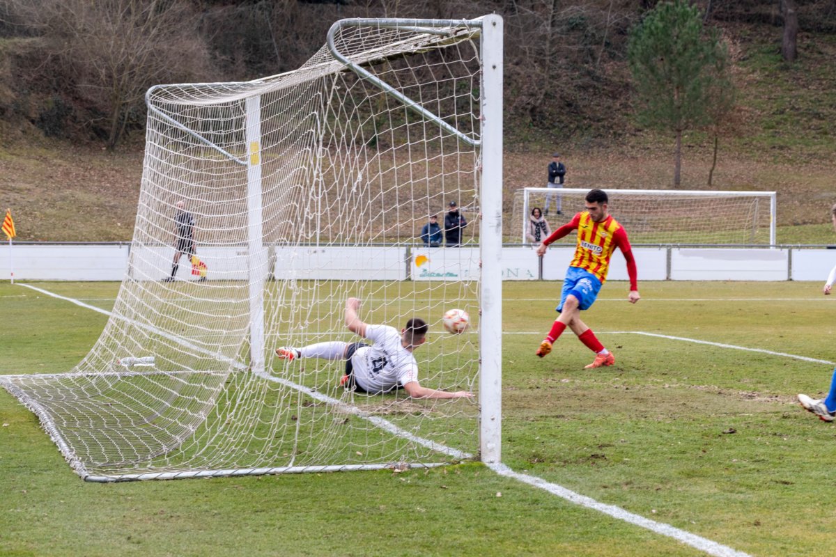 Marc Roquet, en l'acció que va acabar amb el primer gol del partit