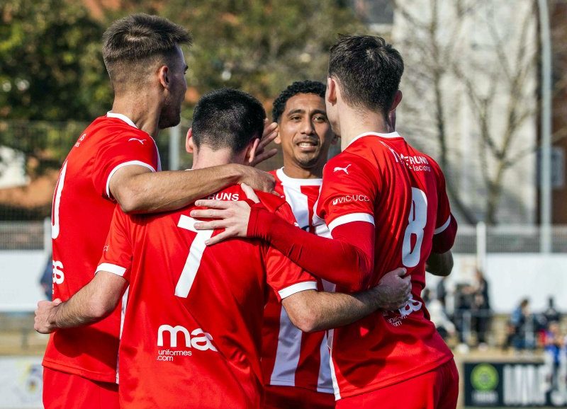 Els jugadors del Vic celebren un dels dos gols que els va donar la victòria i el liderat de la categoria a Castelldefels