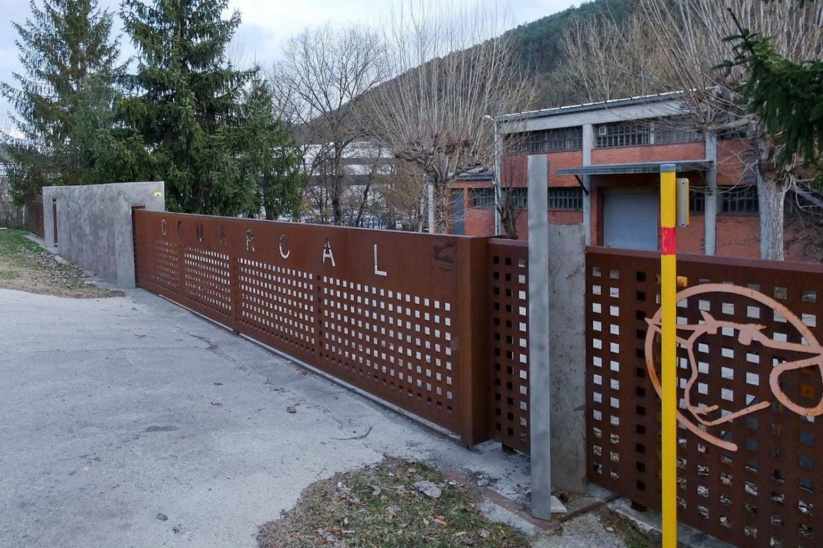 L'entrada de l'escorxador comarcal del Ripollès