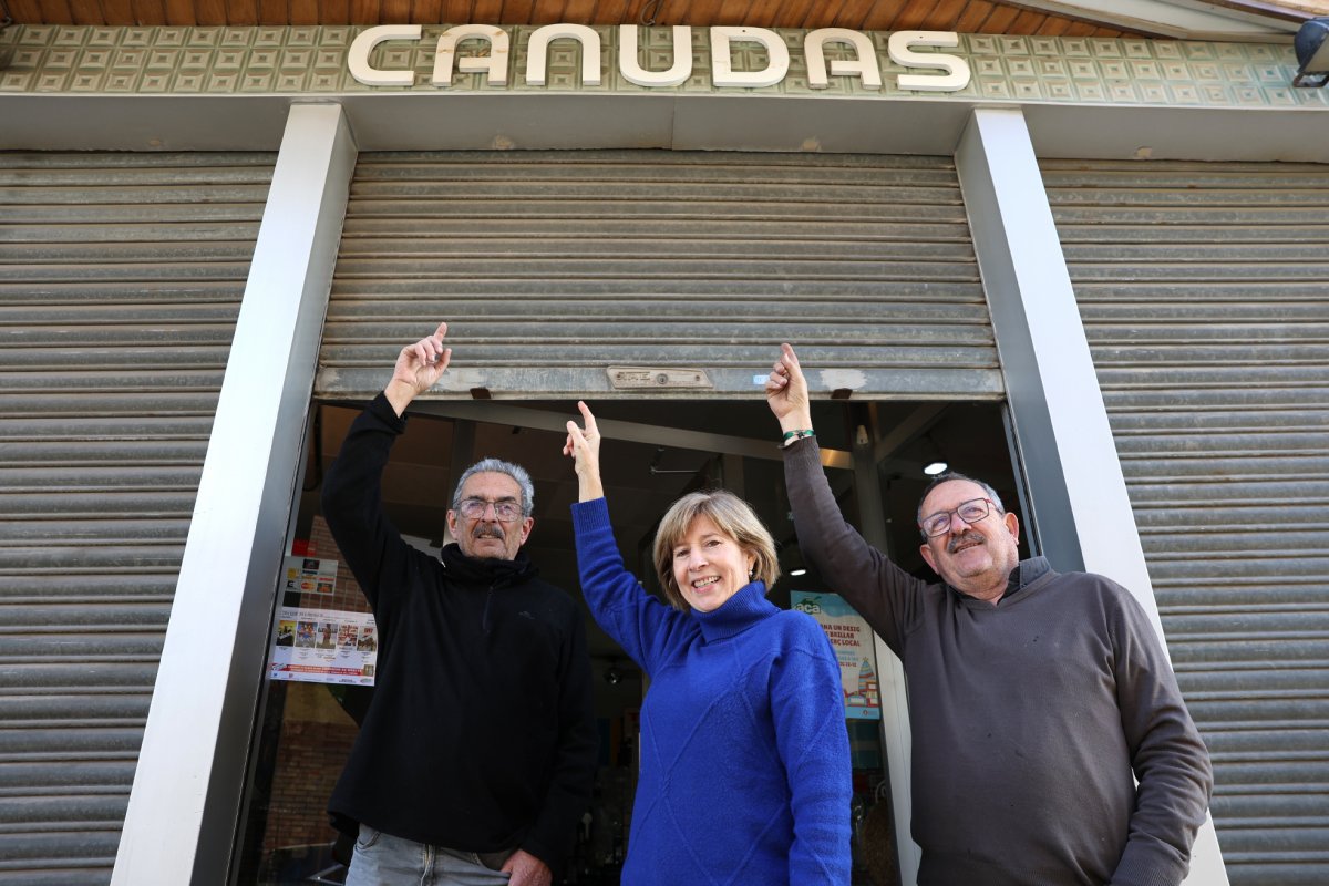 Josep Canudas, Maria Raurell i Jordi Canudas, d'esquerra a dreta, a la botiga de lampisteria i electricitat Instal·lacions Canudas de l'Ametlla