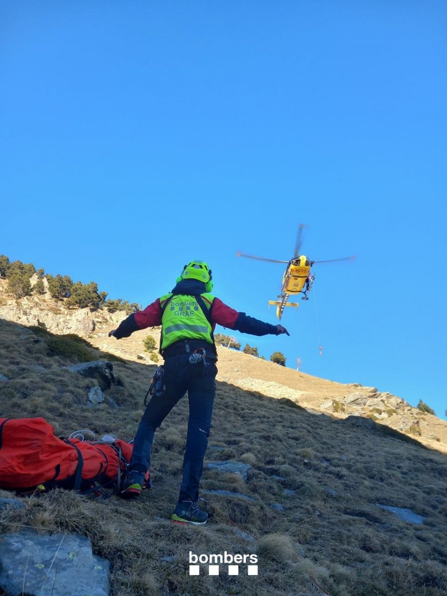 Un moment del rescat, aquest matí en terme de Queralbs