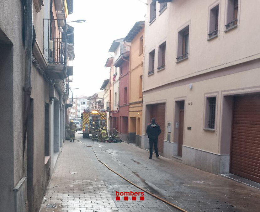 Els Bombers treballant al carrer dels Marquesos de Palmerola