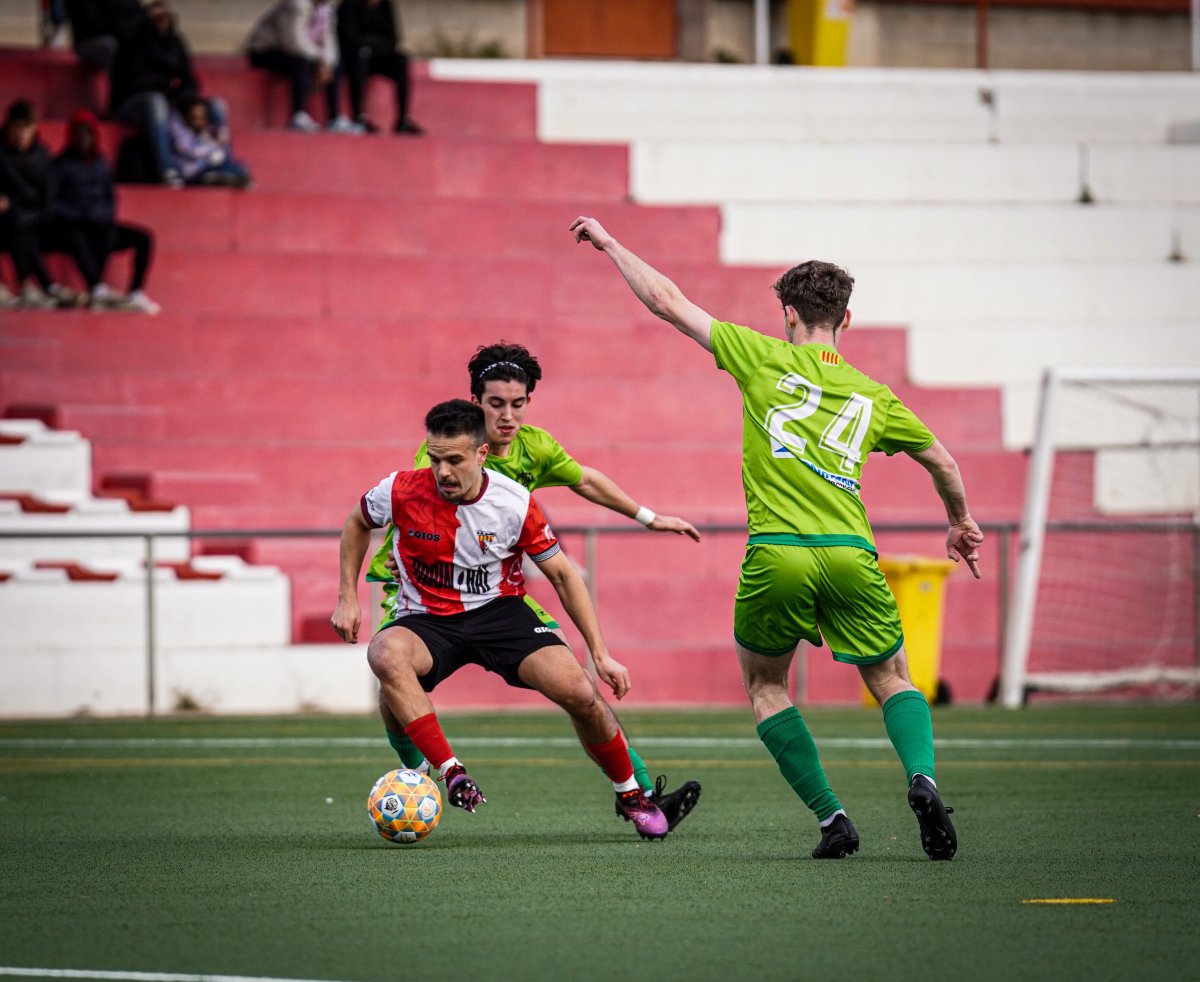 El local Albesa, autor de tres gols, envoltat per Nil Capdevila i Rafel Roger