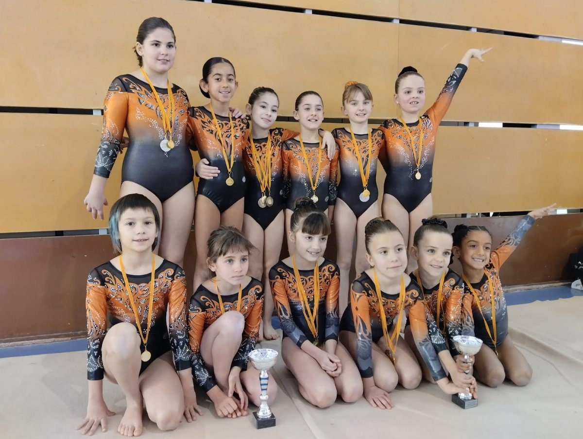 Foto de grup de gimnastes del Gimnàstic Osona participants a la cita de Terrassa