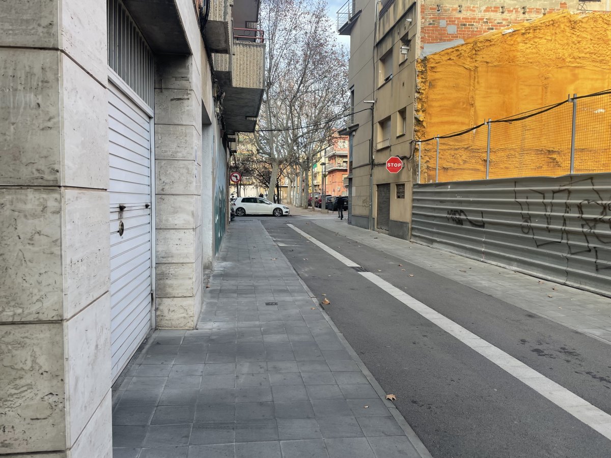 El punt del carrer Pizarro, a tocar de la plaça del Lledoner, on el senglar va rebre els darrers tres trets, en una imatge d'aquest divendres