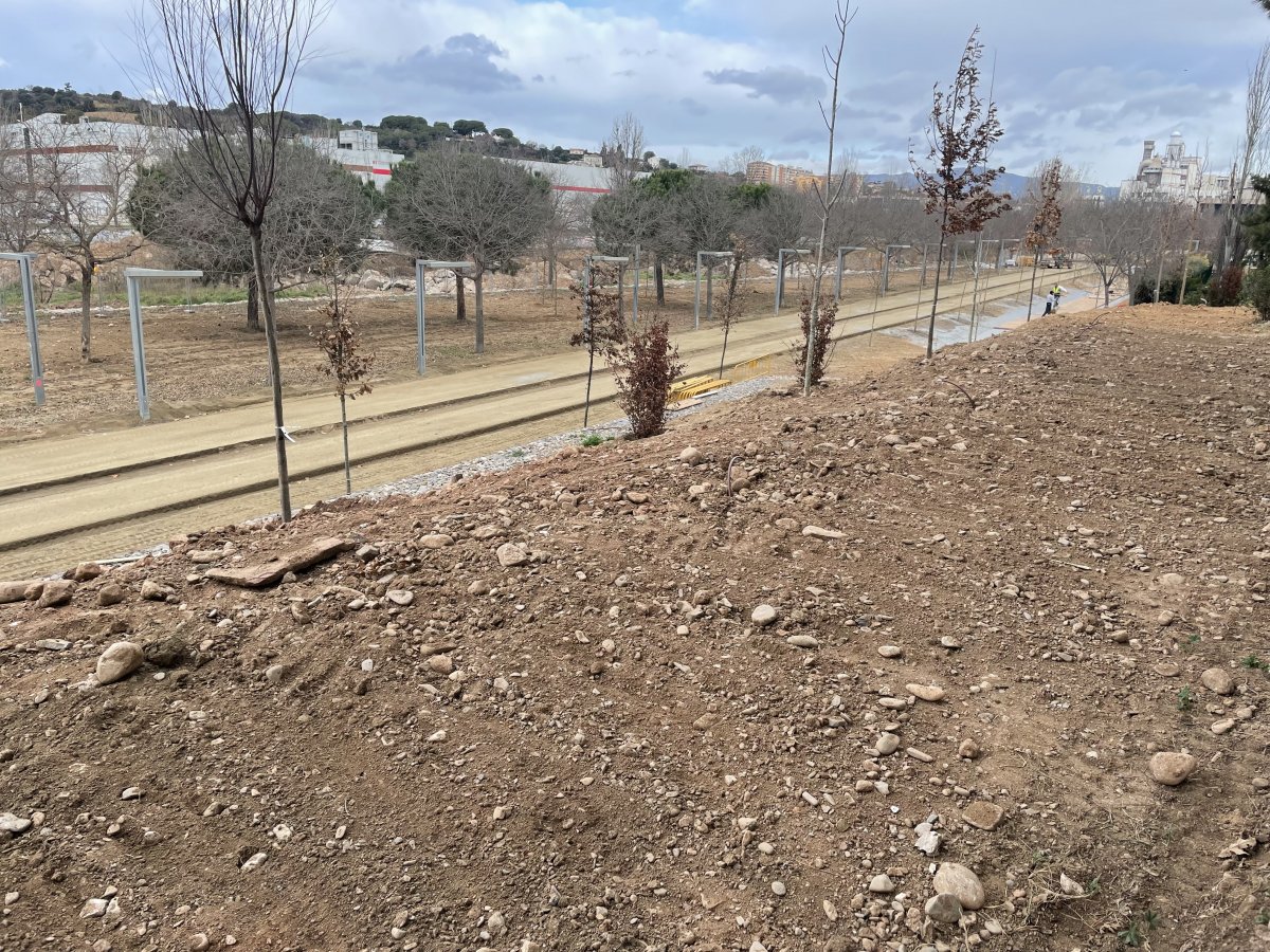 Les obres al parc del Congost amb els treballs a la llera al fons