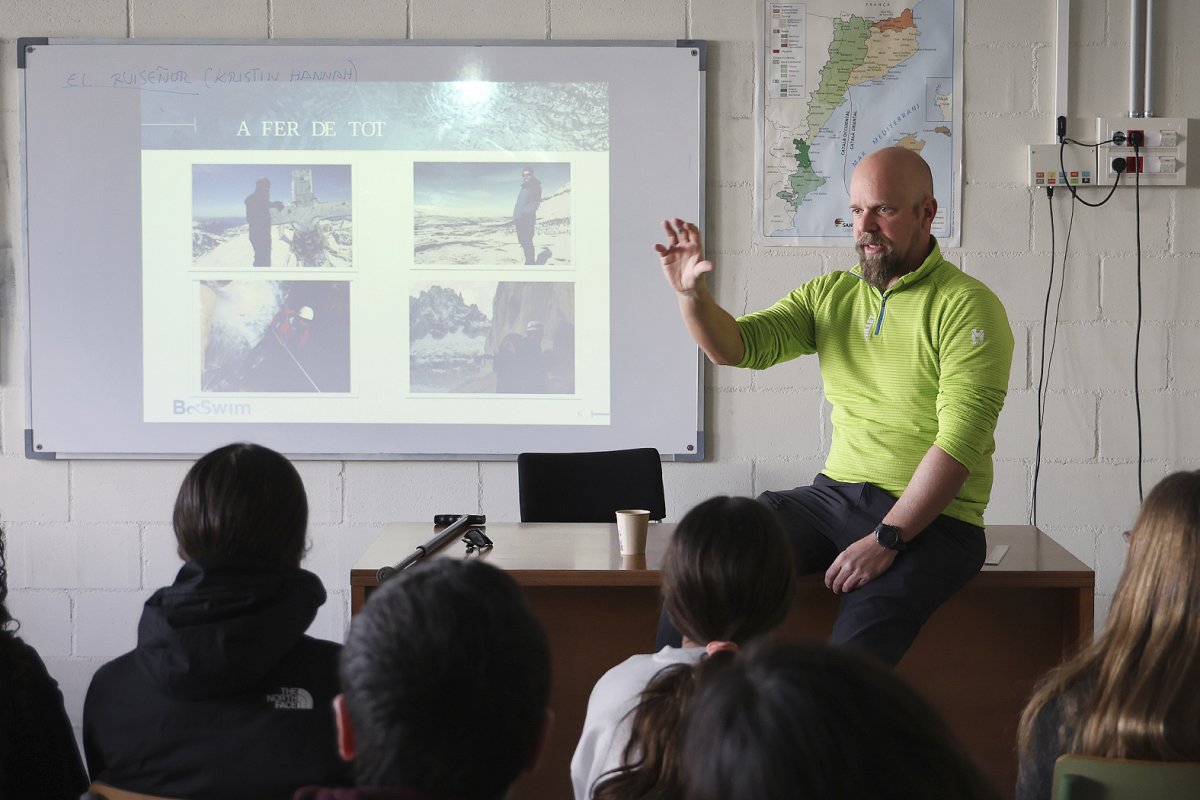 El nedador Jeremies Mateo va participar en una xerrada amb alumnes de l’Institut Maria de Bell-lloc dijous