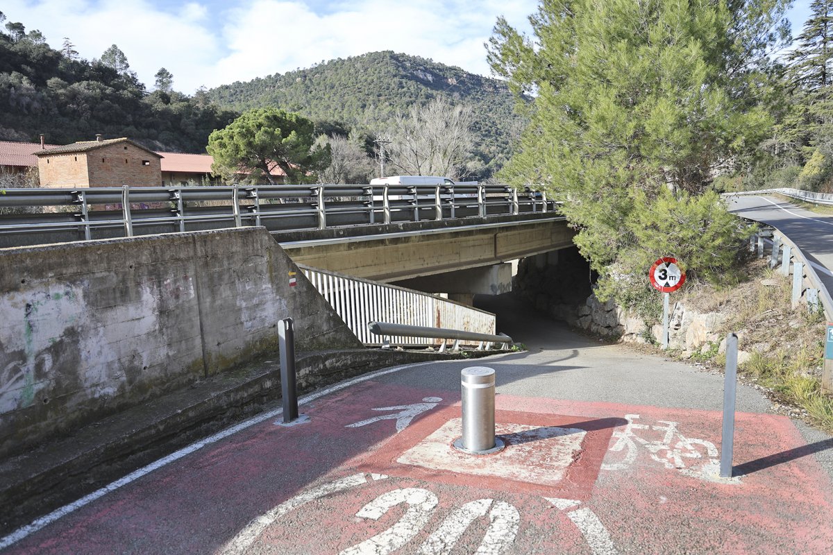 La pilona automàtica que actualment hi ha a Figaró quedarà baixada un cop s’inauguri el nou tram