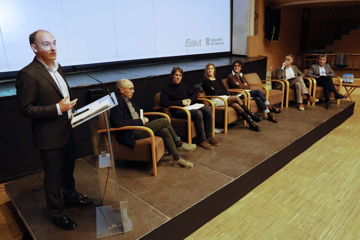 Aleix Prat amb professionals d’oncologia dels hospitals de la Xarxa C17 a l’Ateneu de Sant Celoni