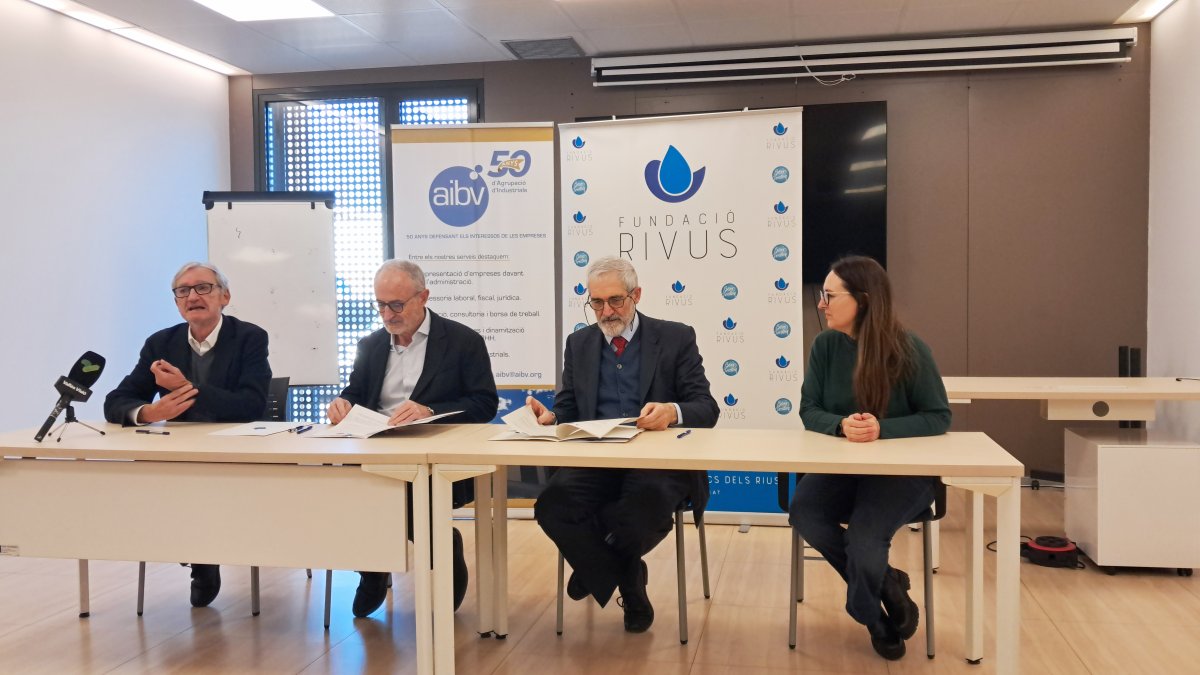 D'esquerra a dreta, Carles Rico, secretari general d'AIBV; Josep Monràs, president de la Fundació RIVUS; Joan Moretó, president d'AIBV; i Sònia Sánchez, tècnica de la Fundació RIVUS