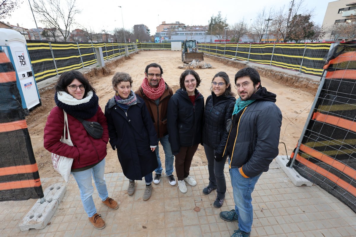 Diversos membres del grup d’El Cairó al terreny de Granollers, on s’edificarà l’habitatge cooperatiu