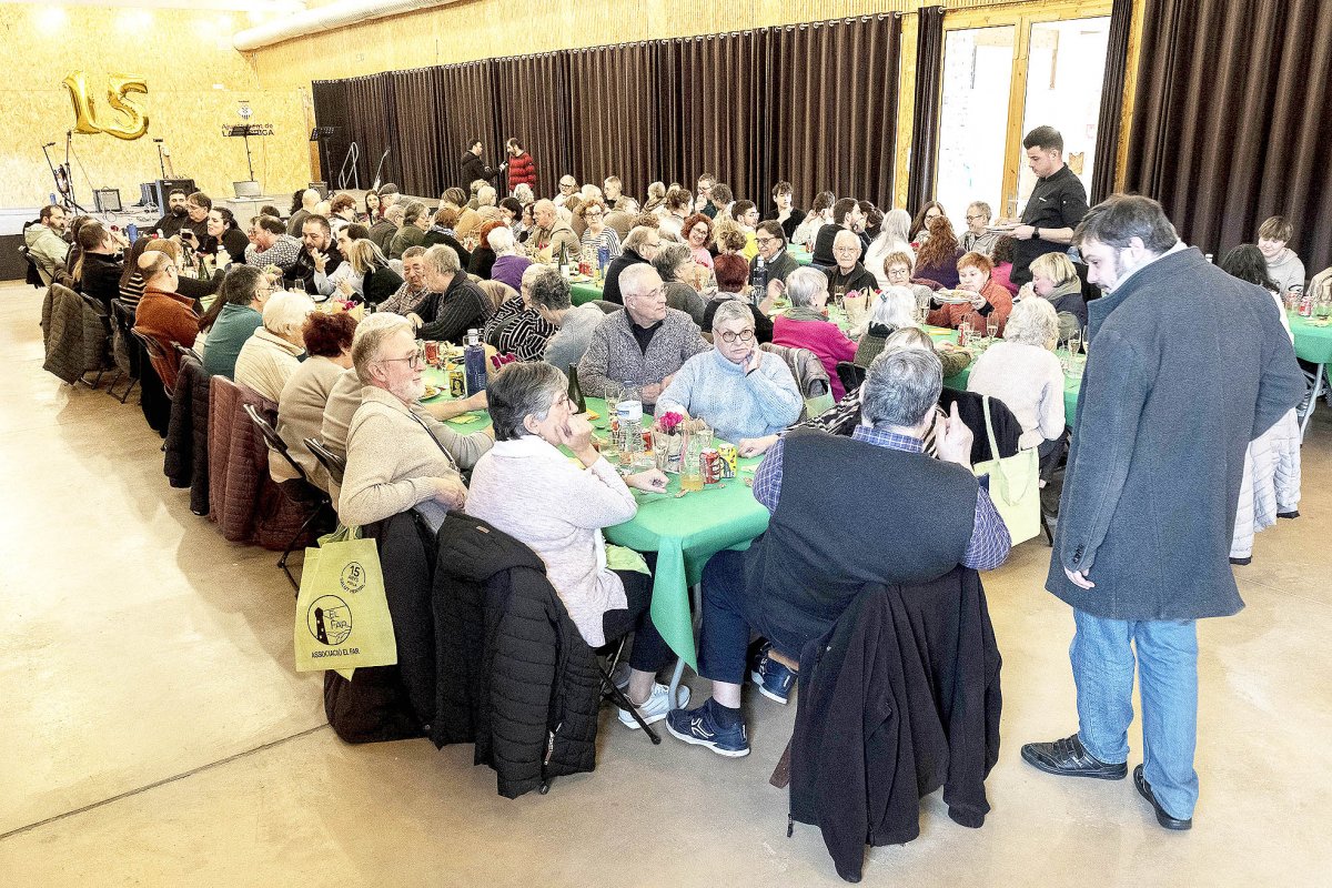 Més d'un centenar de persones van assistir al dinar de El Far