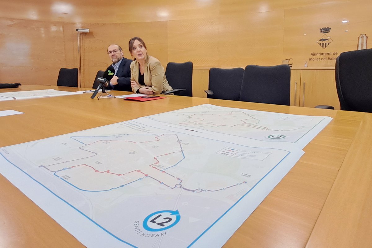 L'alcaldessa Mireia Dionisio i el regidor de Mobilitat. Juanjo Baños, durant la presentació als mitjans