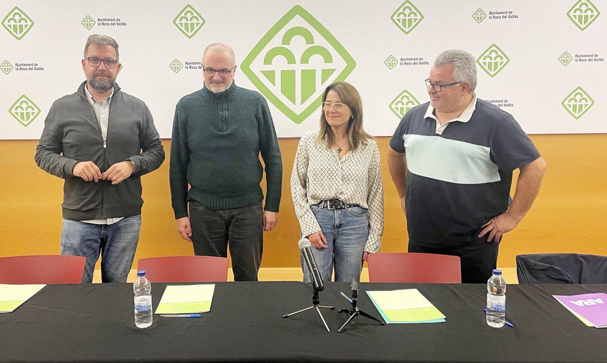 Els portaveus d'ERC, PSC, Junts i Ara en un acord d'inversions que van segellar l'any passat