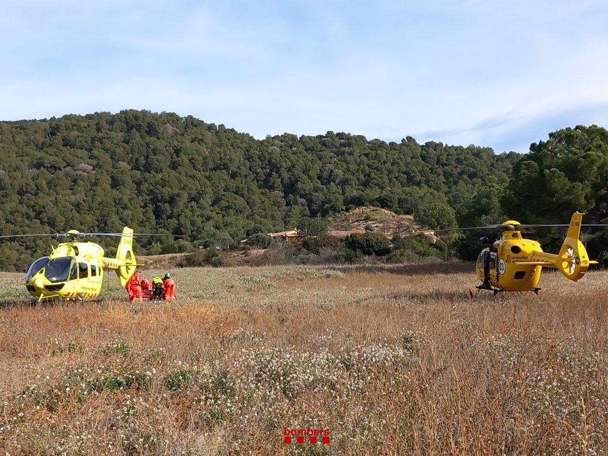 Moment del transfer entre l'helicòpter de Bombers i el del SEM