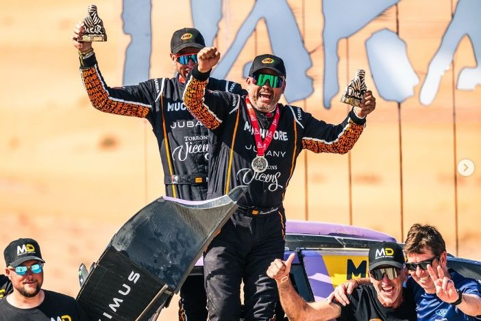 Nandu Jubant i Marc Solà, celebrant el final del Dakar i el seu 28è lloc final