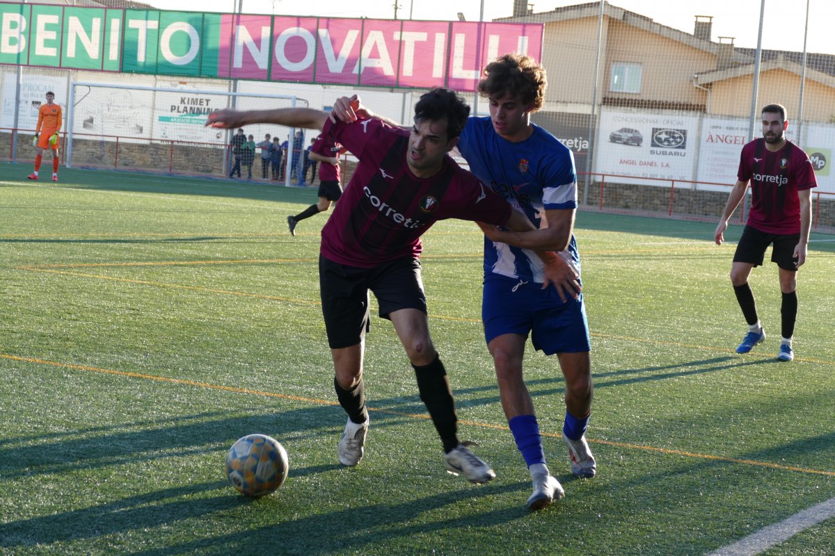 El local Caballeria i el visitant Ivan Fernández en una acció del partit