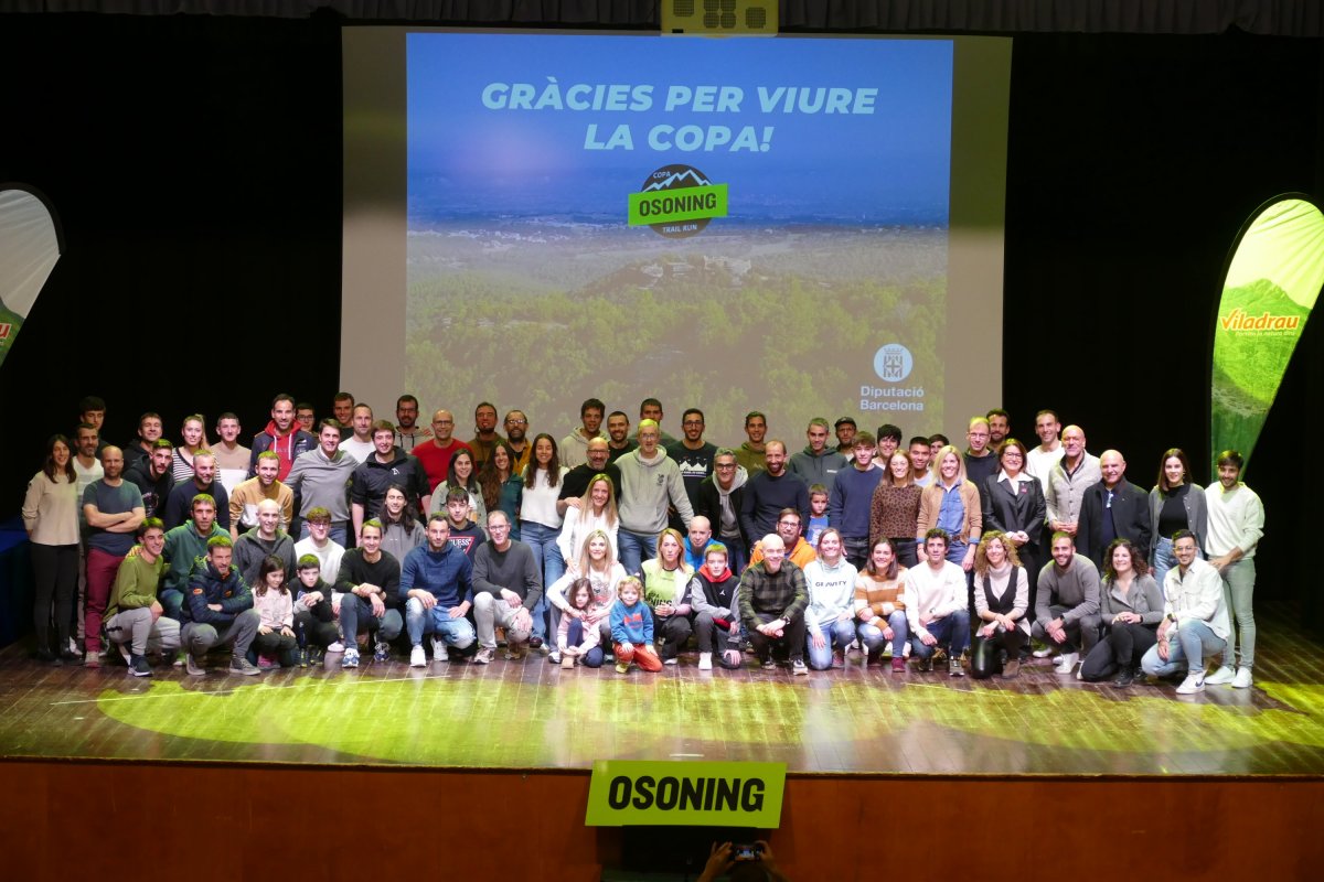 Foto de família de guanyadors, finishers i organitzadors de la Copa Osoning