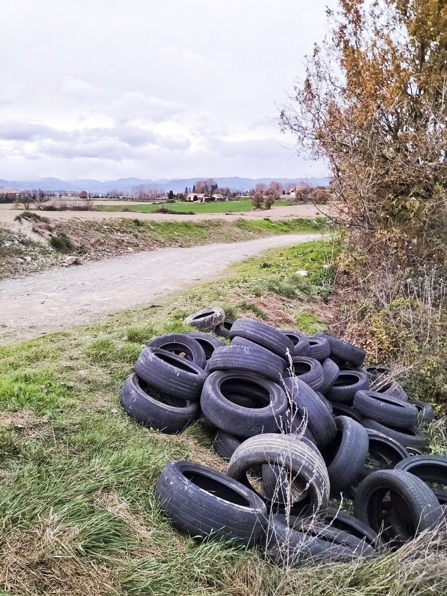 L’abocament de pneumàtics en un marge del camí de Sant Marc