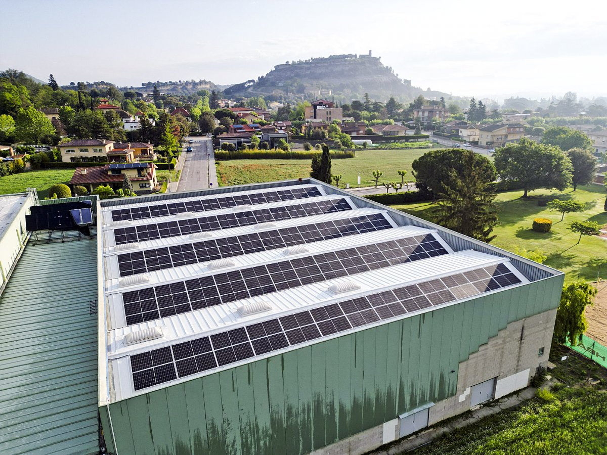 La fotovoltaica del pavelló fruit de la primera subvenció