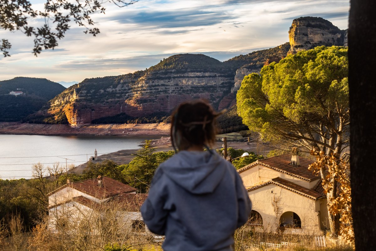 Samdra Blanch, amb vistes al pantà des de la casa ocupada on viu, divendres passat