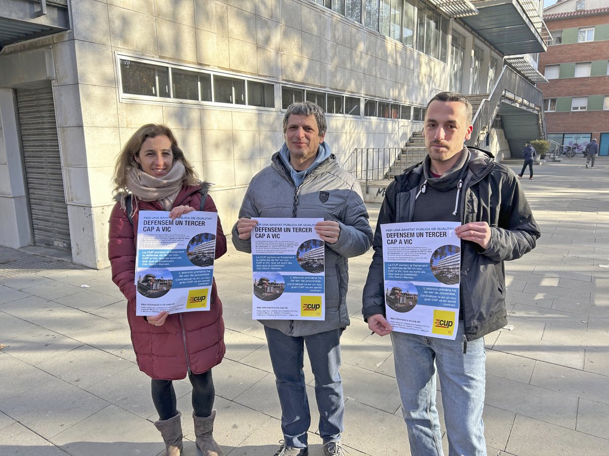 Laia Estrada, Quim Soler i Arnau Comajoan, dijous davant del Vic Nord