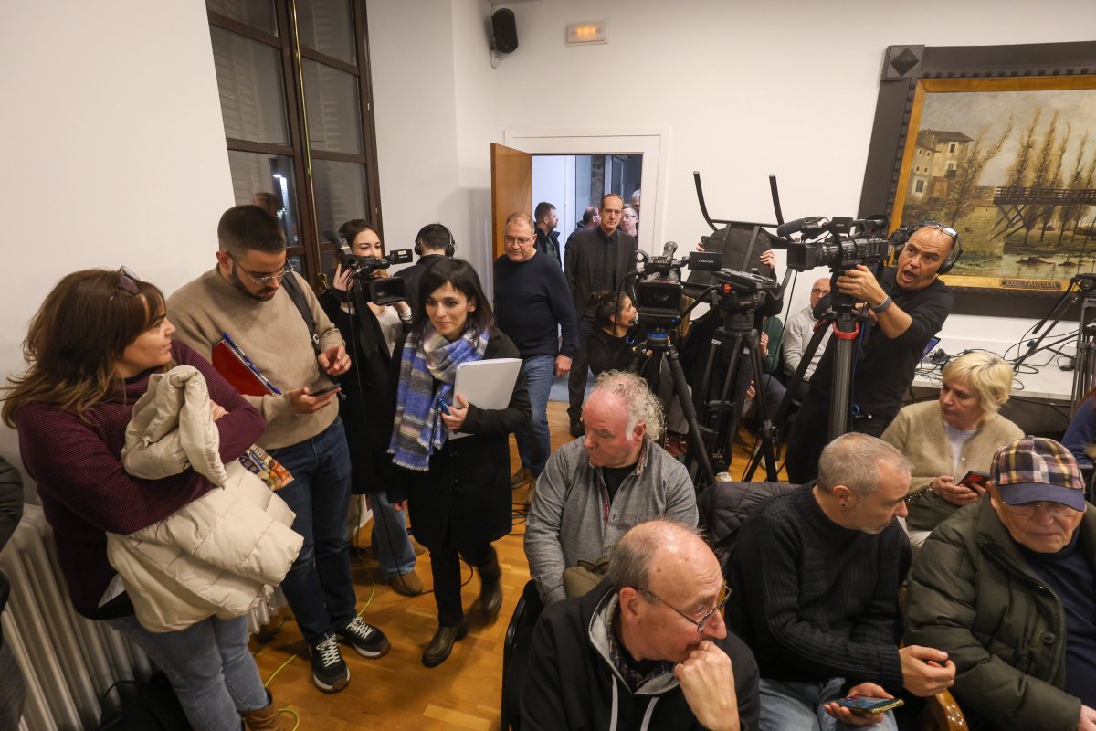 Sílvia Orriols entrant a la sala de plens de Ripoll