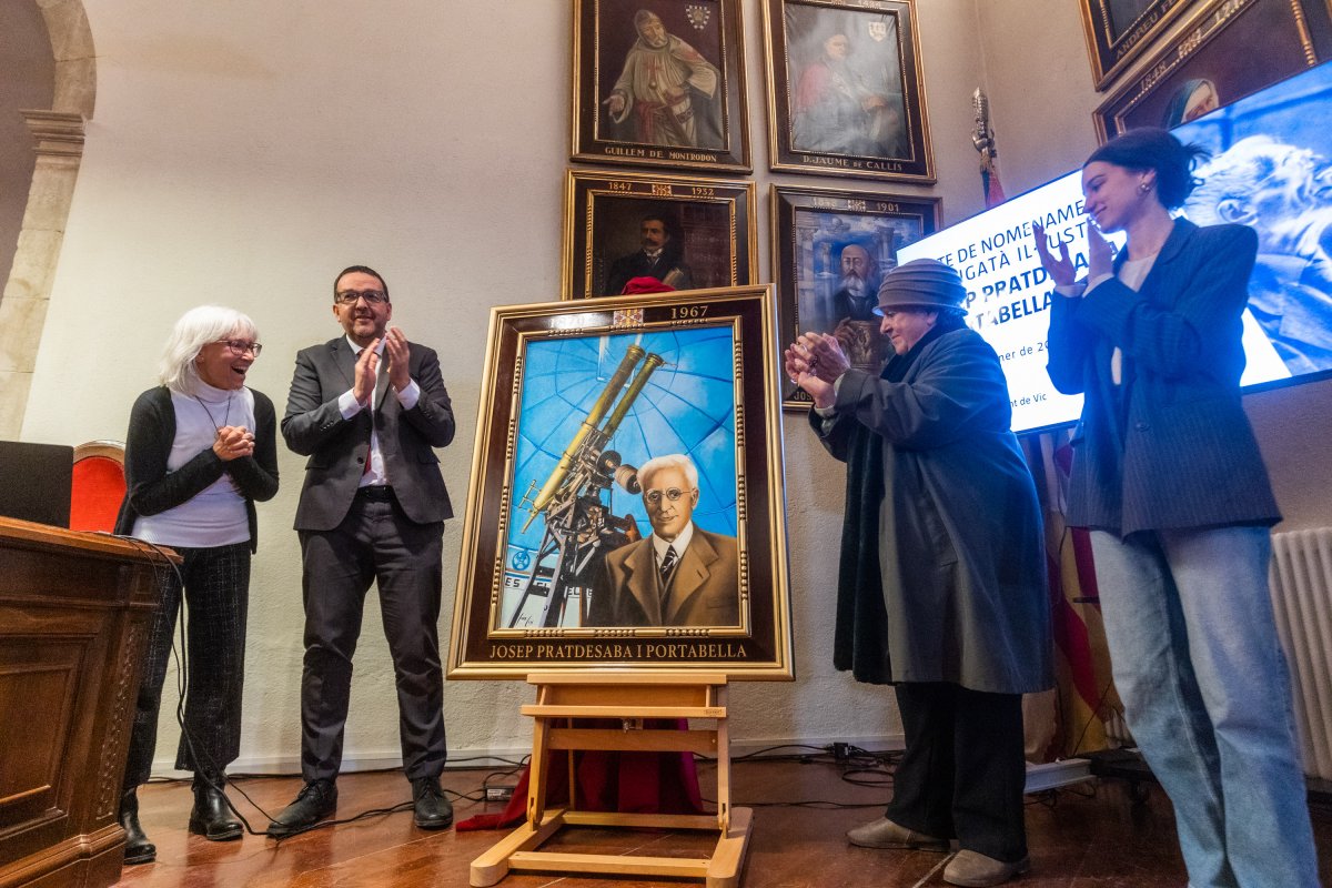 L'alcalde de Vic, Albert Castells, amb familiars de Josep Pratdesaba en el moment de la descoberta del seu retrat