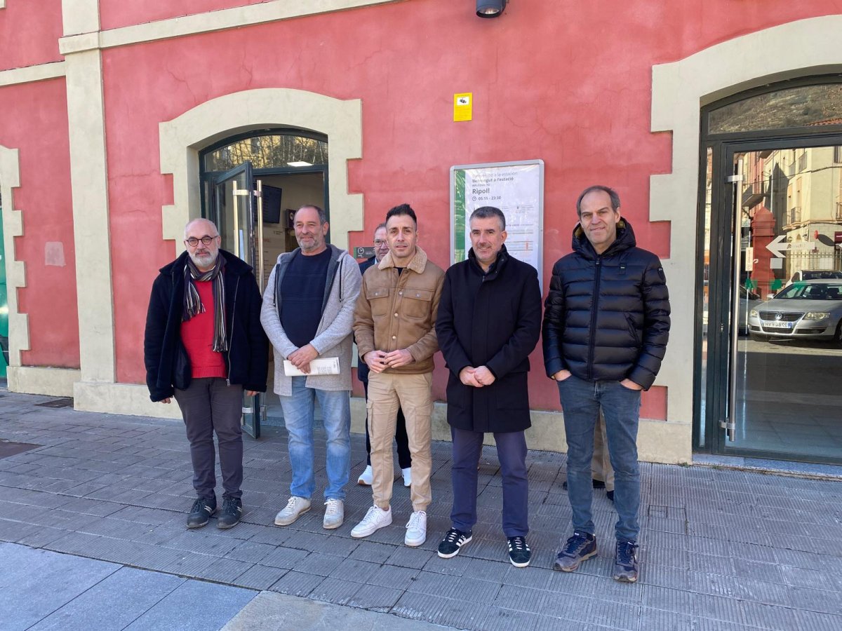 El diputat gironí al Parlament Jordi Viñas, amb els representants comarcals del partit