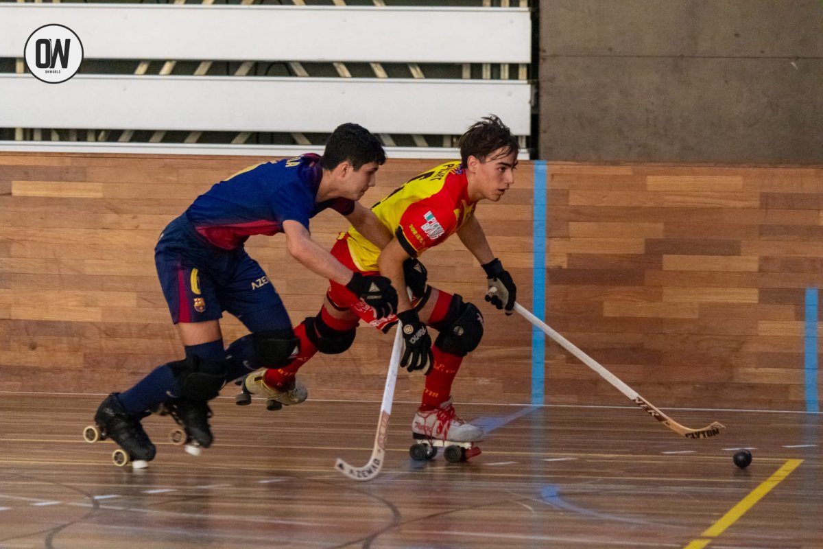 Joan Picart conduint la bola davant un defensor blaugrana