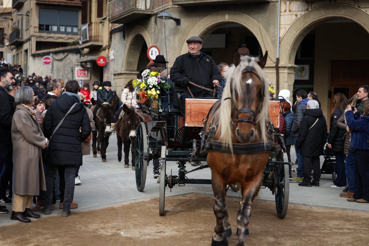 Els carros i carruatges a l'entrada de la plaça