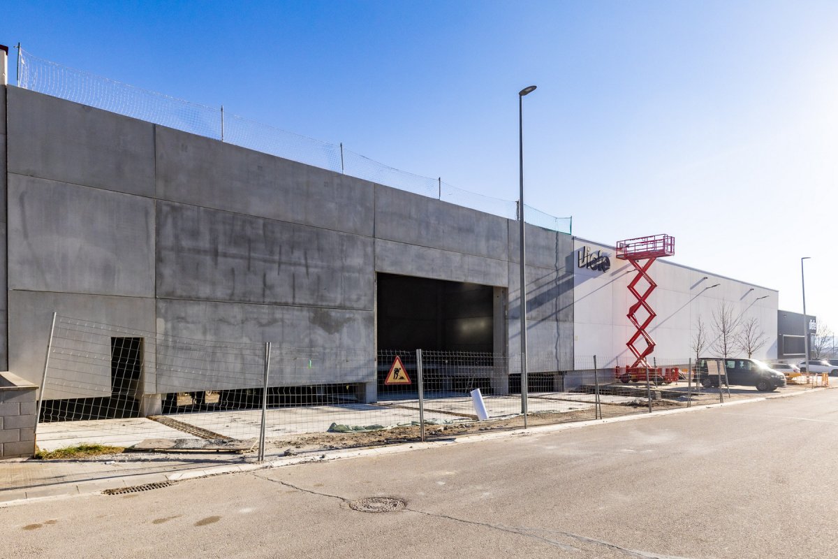 Les obres d'ampliació del magatzem ja són visibles des de l'exterior de les instal·lacions de Viefe