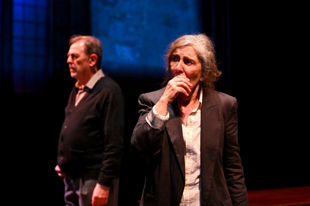 Xavier Boada, en segon terme, en una escena de ‘Tots ocells’ acompanyat per Marissa Josa