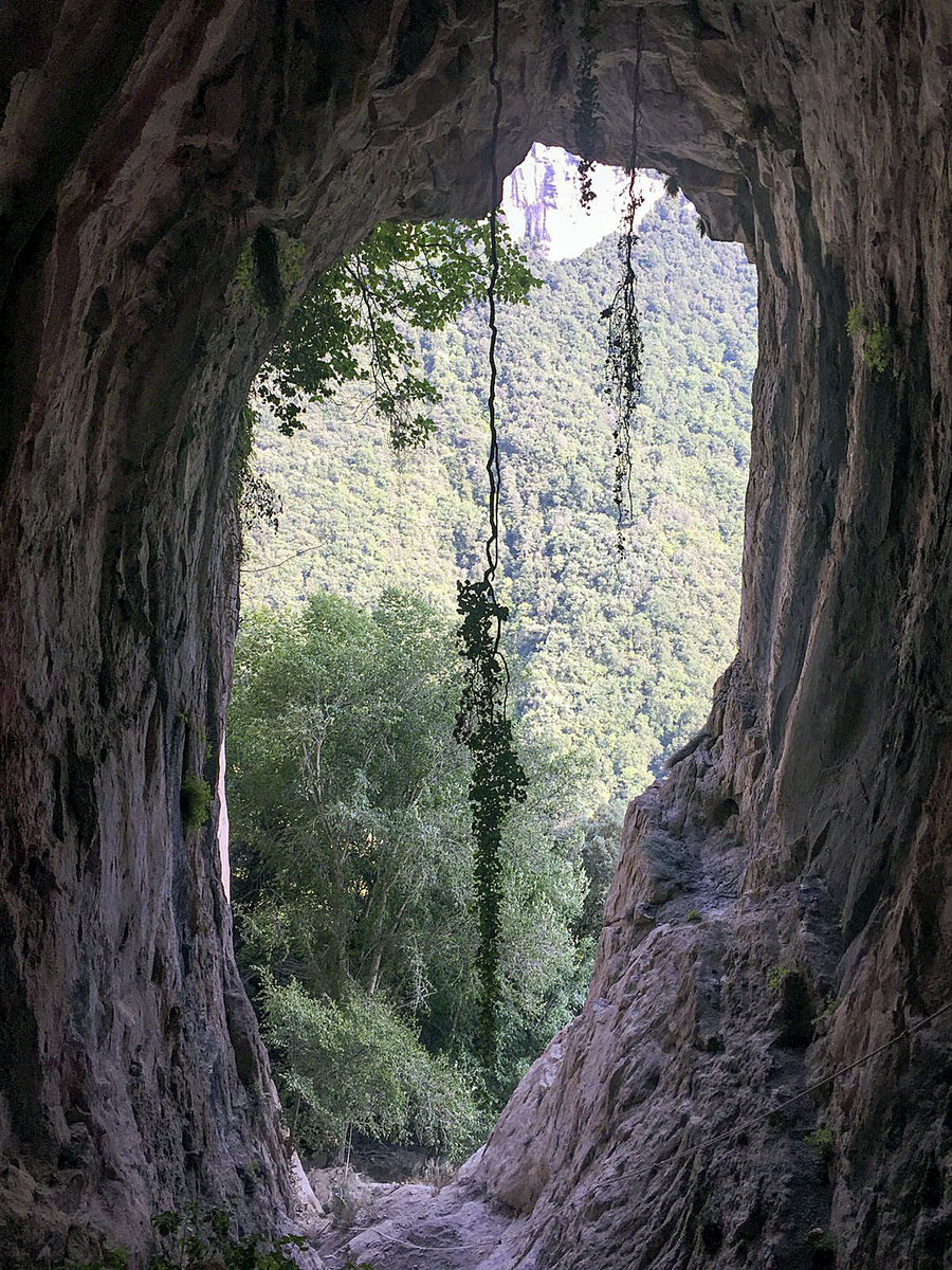 La Cova de les Pixalleres, situat a uns 670 metres d'alçada