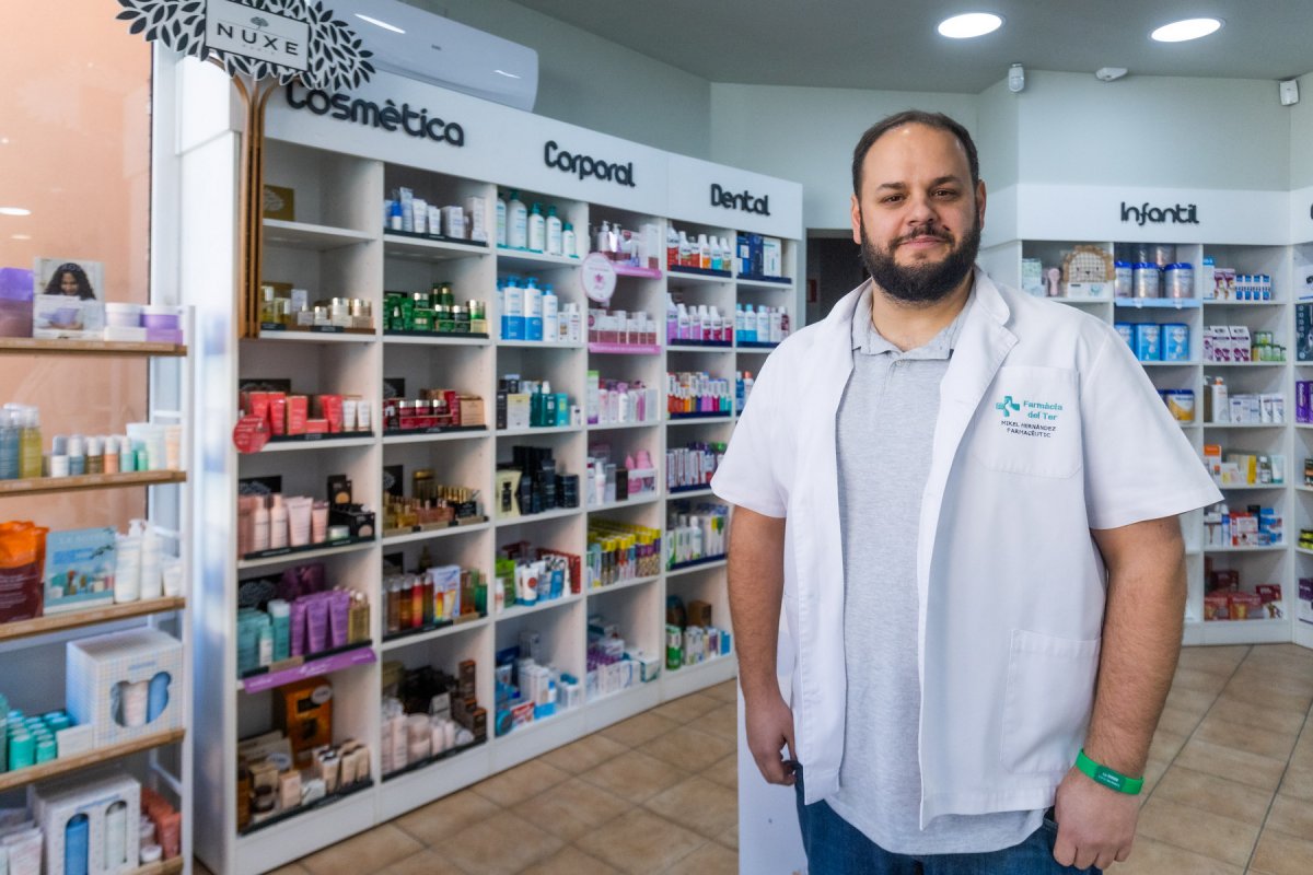 Mikel Hernández, aquest dijous a la Farmàcia del ter, el seu establiment de comerç local