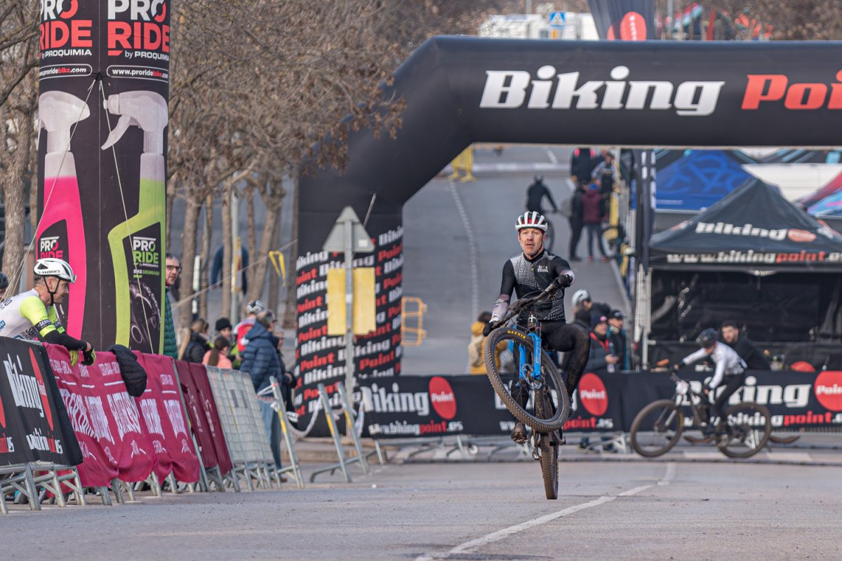 Ramon Pujols celebrant la victòria a l'arribada
