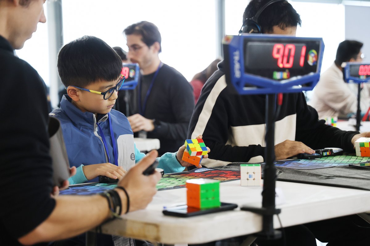 Bofan Zhang va guanyar en la categoria de 3x3 de dues mans de la Parets Open Rubik, que es va celebrar el passat cap de setmana a la sala Cooperativa