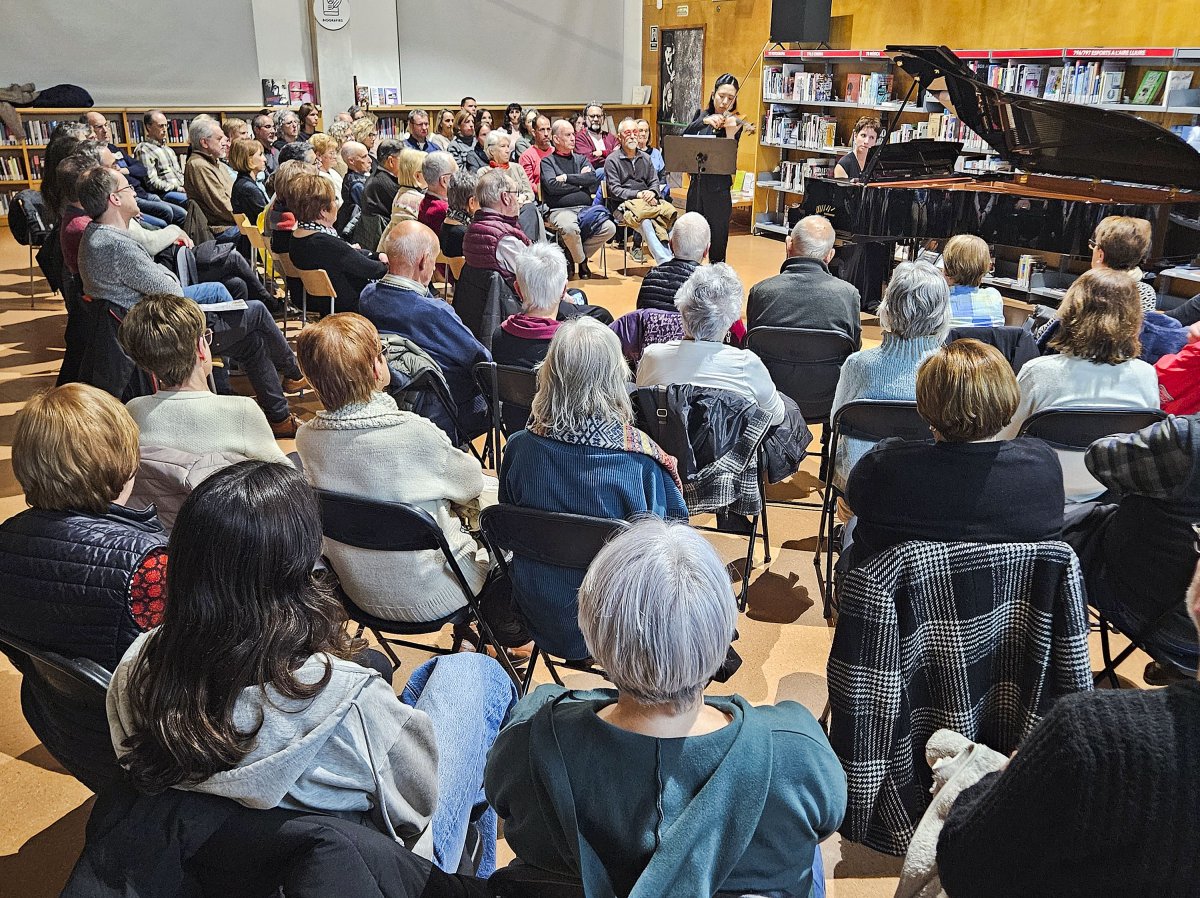 El públic va omplir la biblioteca de Taradell