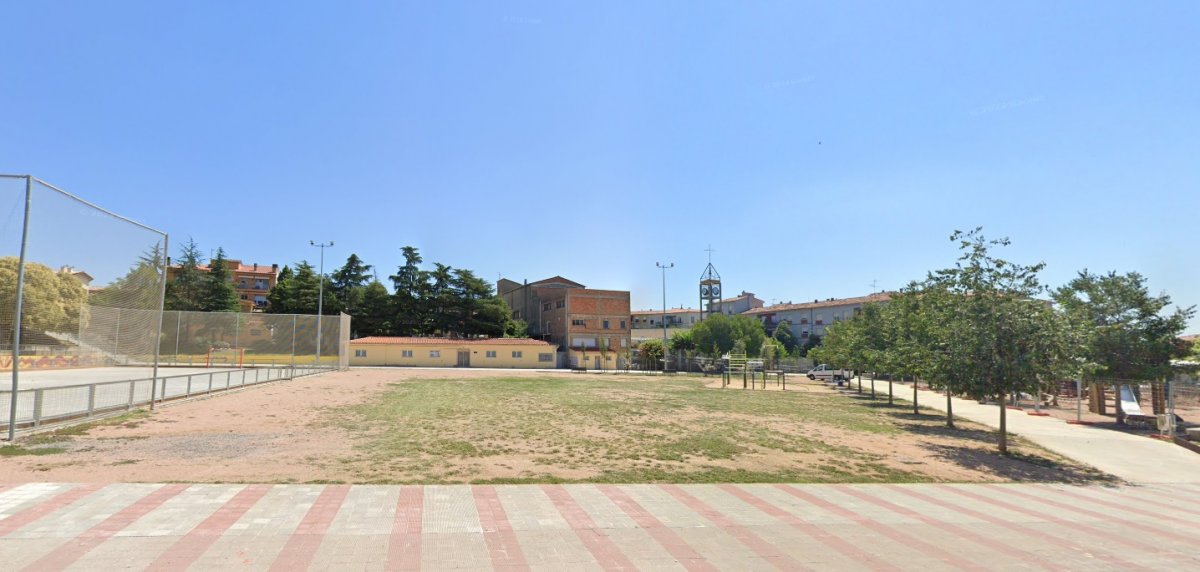 Aspecte del parc del Montserratí amb els vestidors objecte de la reforma, al fons